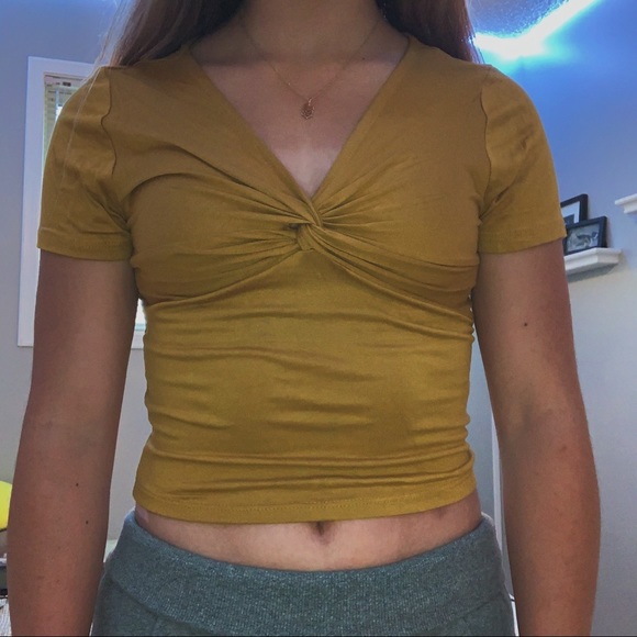 Top with nice knot on center chest - Picture 2 of 4